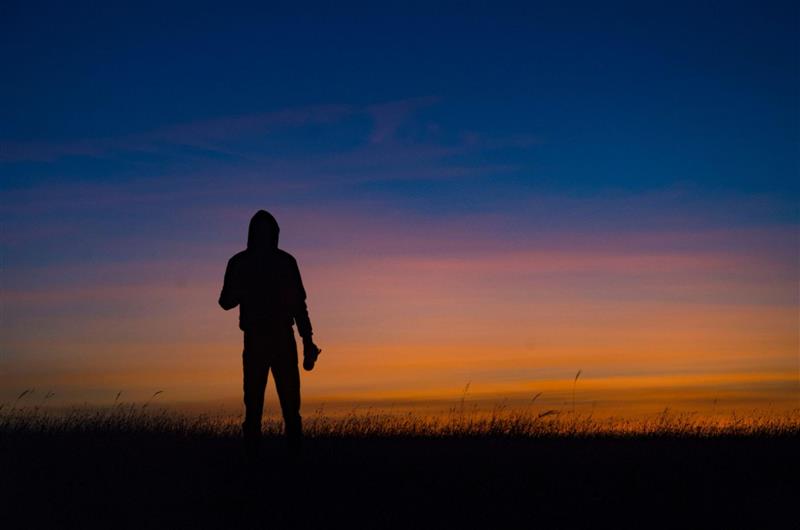 Ảnh trai đẹp che mặt ngược sáng