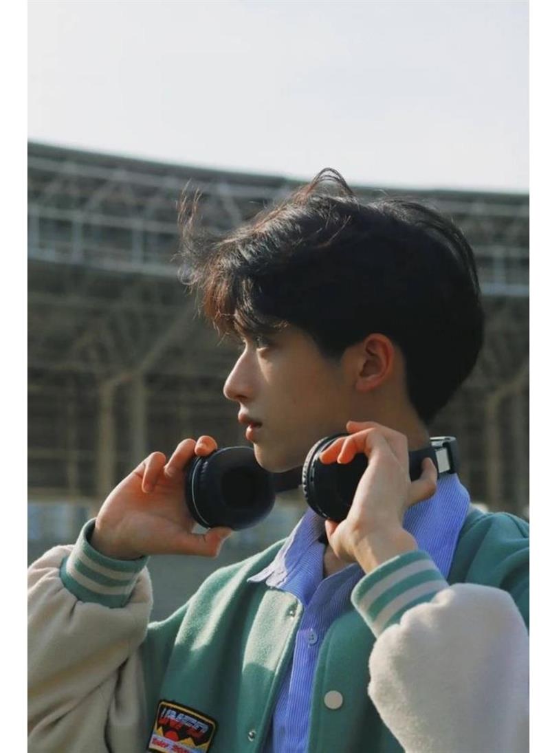 Ảnh trai đẹp che mặt nghiêng