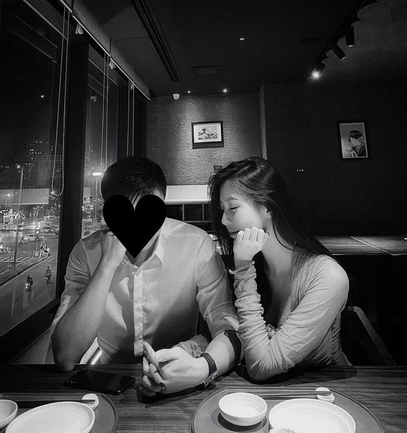 Ảnh trai đẹp che mặt bằng sticker