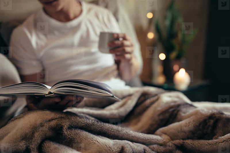 Ảnh trai đẹp che mặt đọc sách