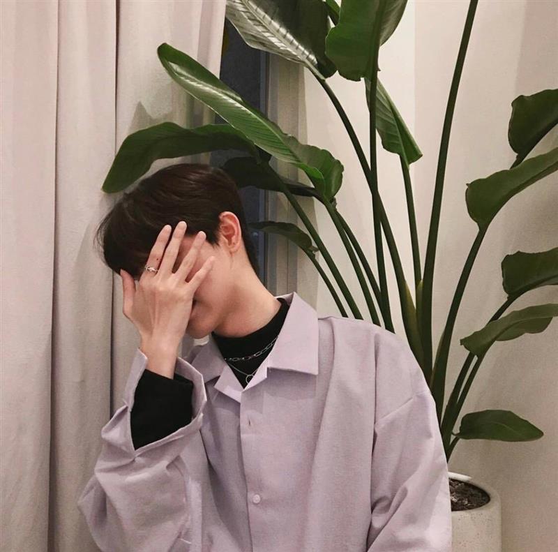 Ảnh trai đẹp che mặt bằng tay