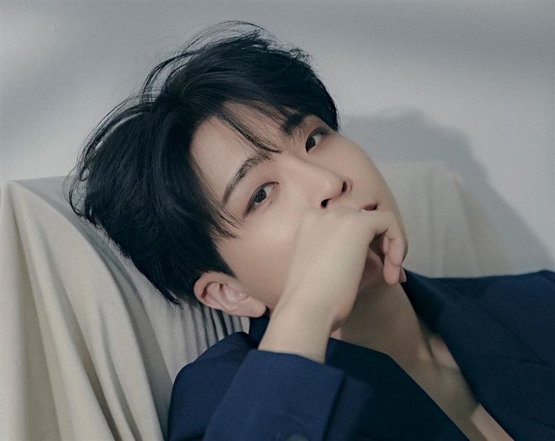 Ảnh trai đẹp che mặt bằng tay