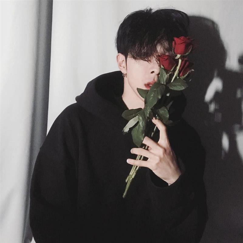 Ảnh trai đẹp che mặt bằng cành hoa