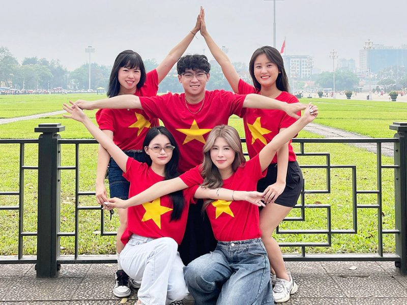 tạo dáng với áo cờ đỏ sao vàng