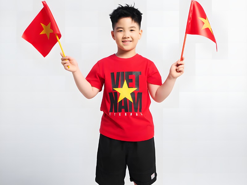 chụp ảnh với áo cờ đỏ sao vàng trẻ em
