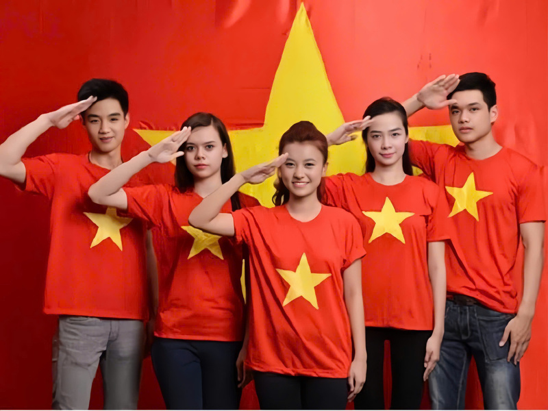 chụp ảnh với áo cờ đỏ sao vàng