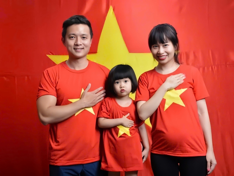 10 cách chụp ảnh với áo cờ đỏ sao vàng hưởng ứng ngày lễ