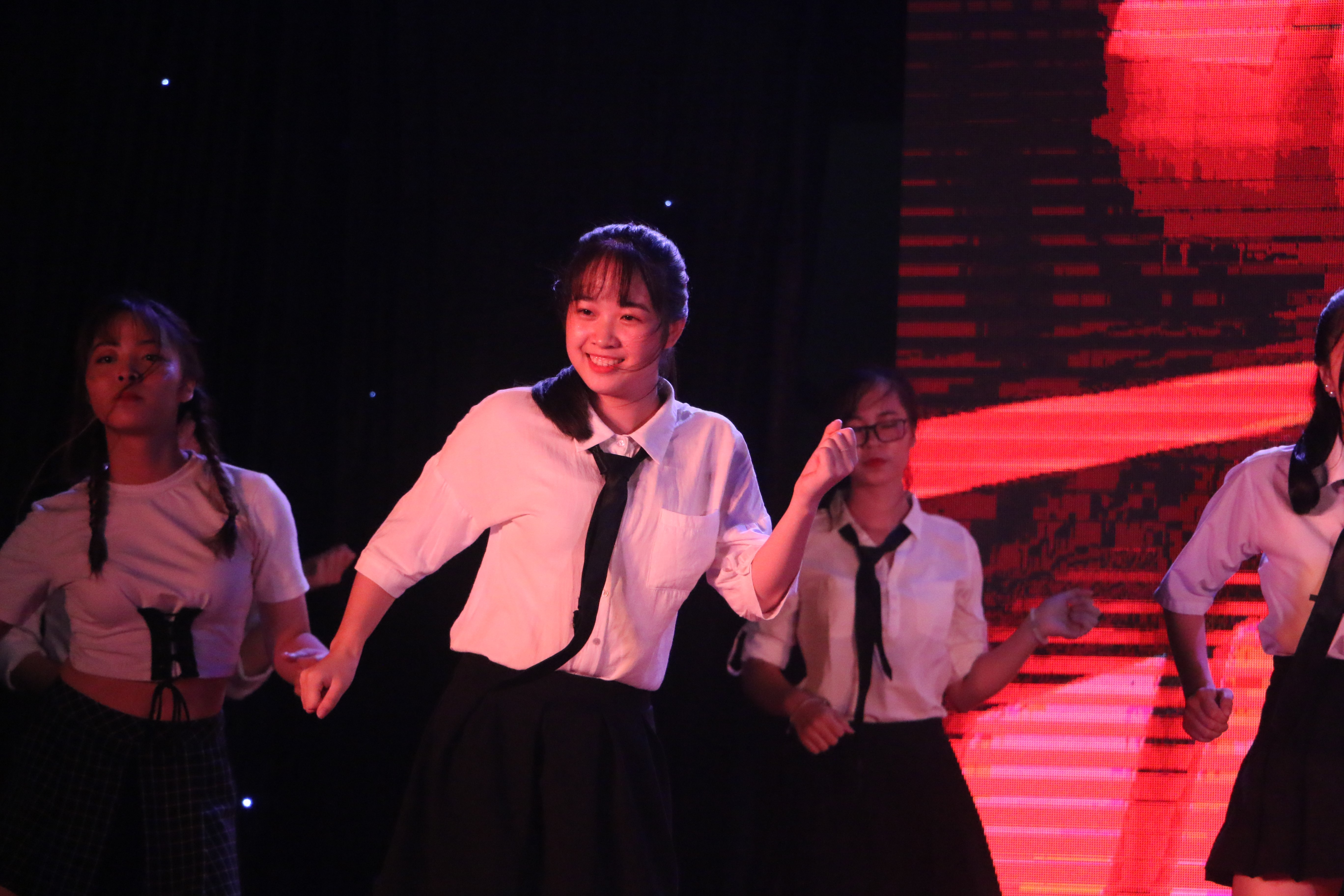 Dàn trai xinh, gái đẹp ĐH Đại Nam “náo loạn” đêm Gala Chào tân sinh viên K12