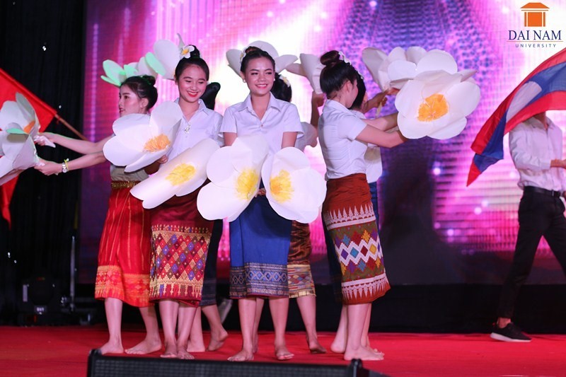 Dàn trai xinh, gái đẹp ĐH Đại Nam “náo loạn” đêm Gala Chào tân sinh viên K12