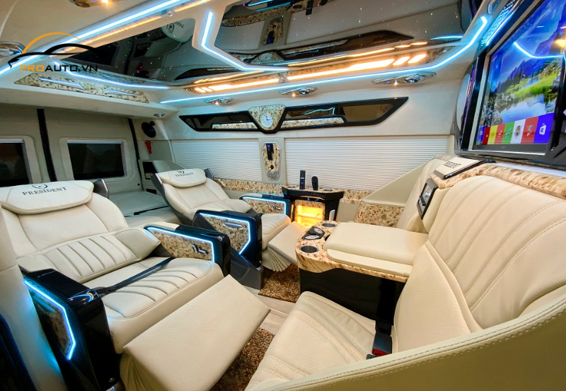 Ghế băng cuối ngả 180 độ mang lại trải nghiệm ngồi xe linh hoạt