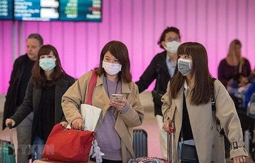 Đeo khẩu trang ở những nơi đông người là một cách để phòng ngừa bệnh phổi màu trắng