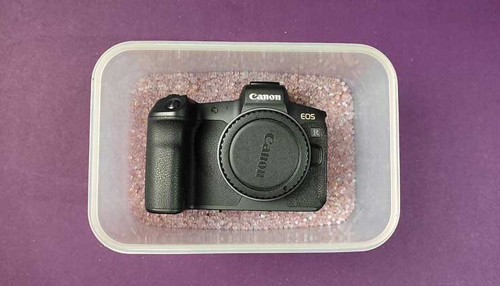 Sử dụng hạt hút ẩm khi camera bị dính nước