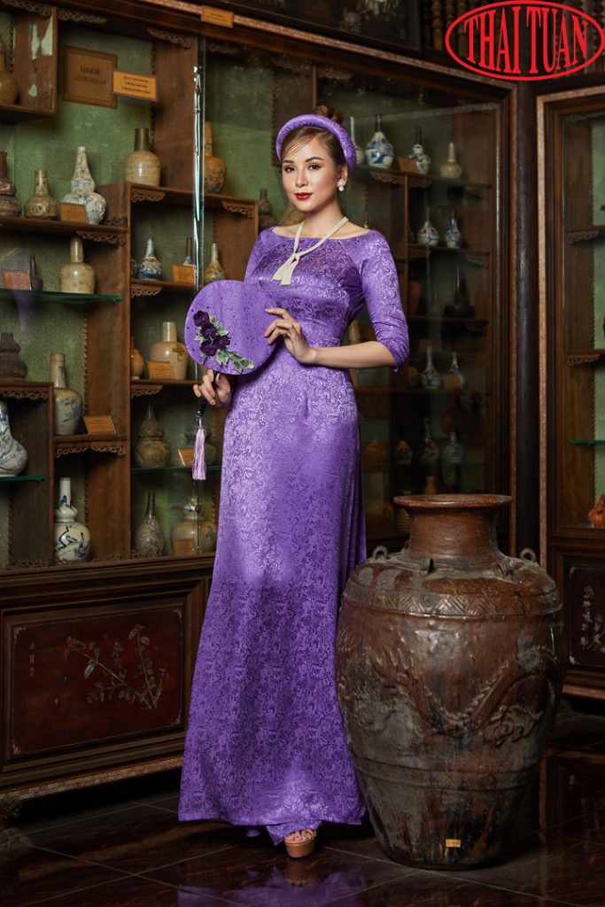áo dài cổ thuyền màu tím