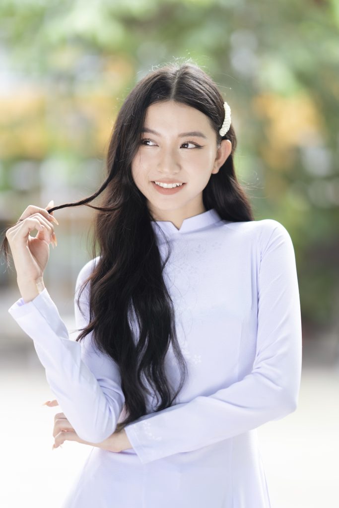 áo dài cổ trụ thấp màu trắng