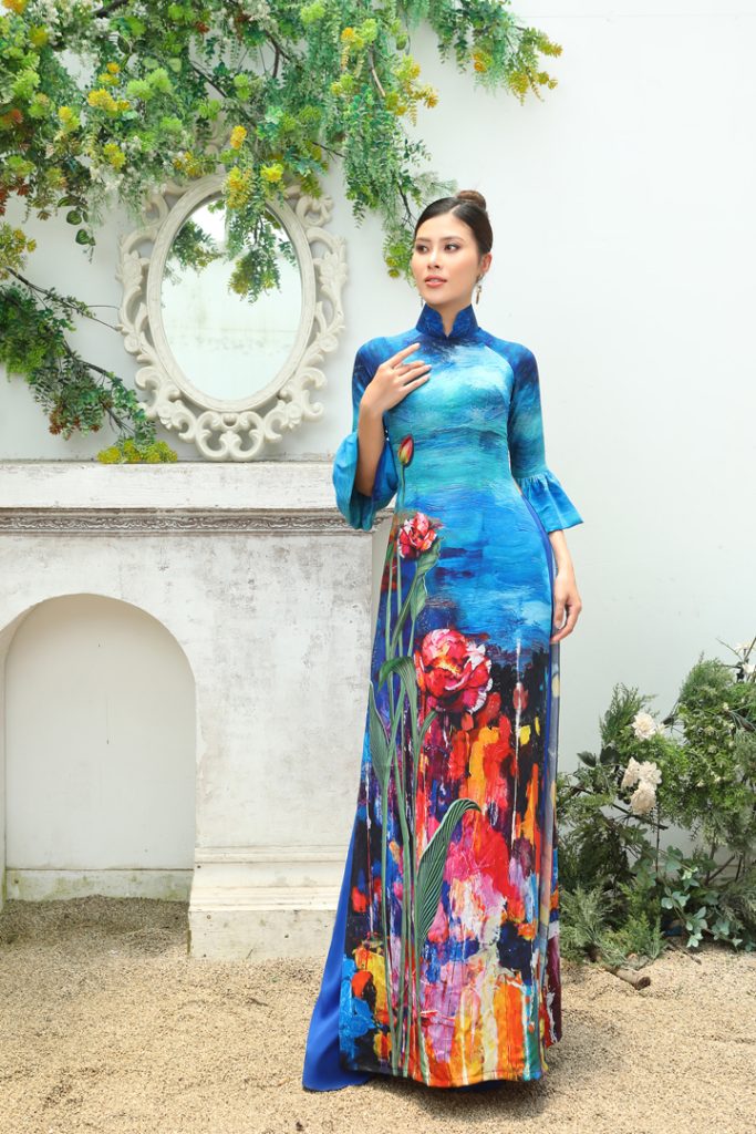 áo dài cổ chữ V kết hợp cùng họa tiết