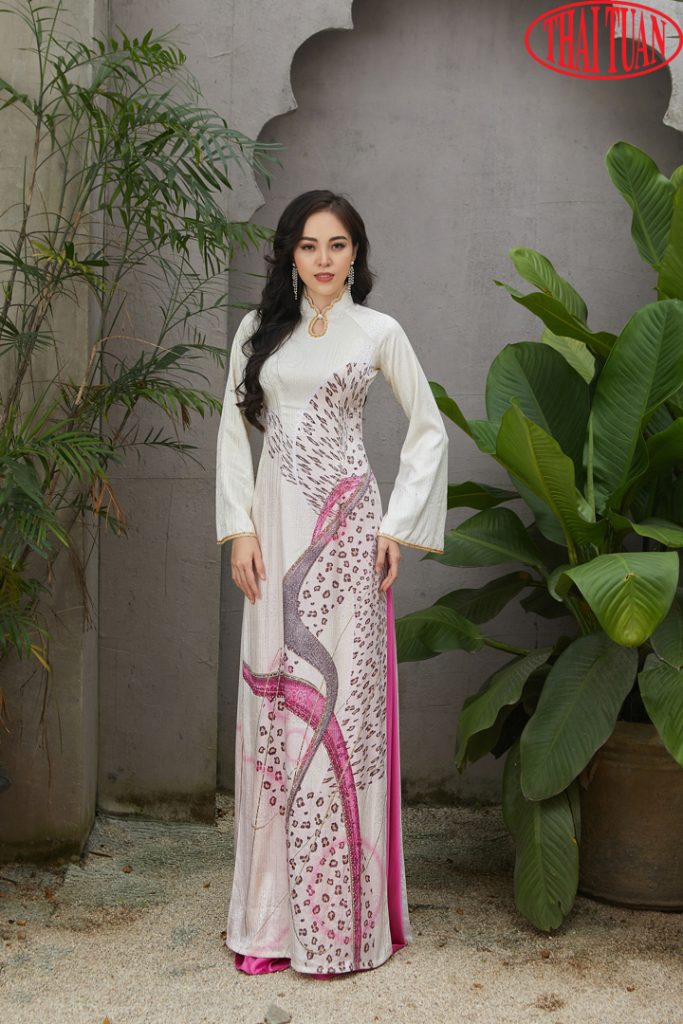 áo dài cổ cách điệu màu tráng