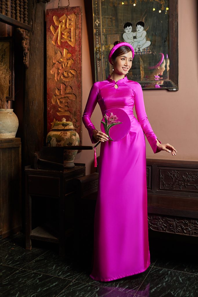 Mẫu áo dài cổ hở màu hồng