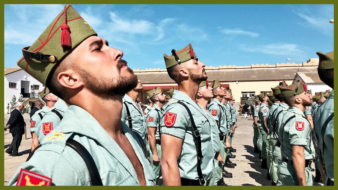 Lính TBN mặc áo hở ngực, cơ bắp cuồn cuộn chống Covid-19