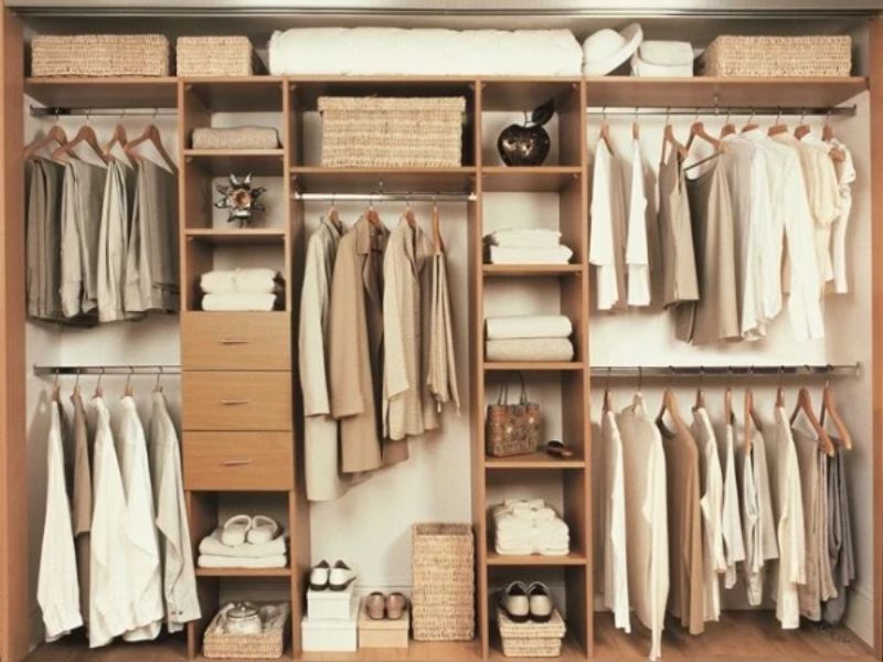 Gấp áo hoodie giúp tủ quần áo gọn gàng hơn