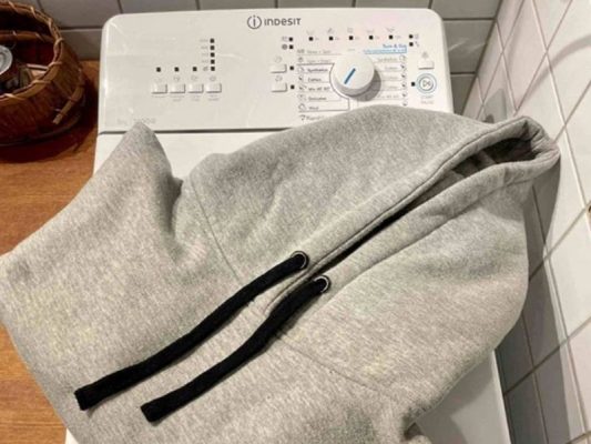 Bỏ túi 3 cách gấp áo hoodie đẹp, gọn nhẹ, không nhăn