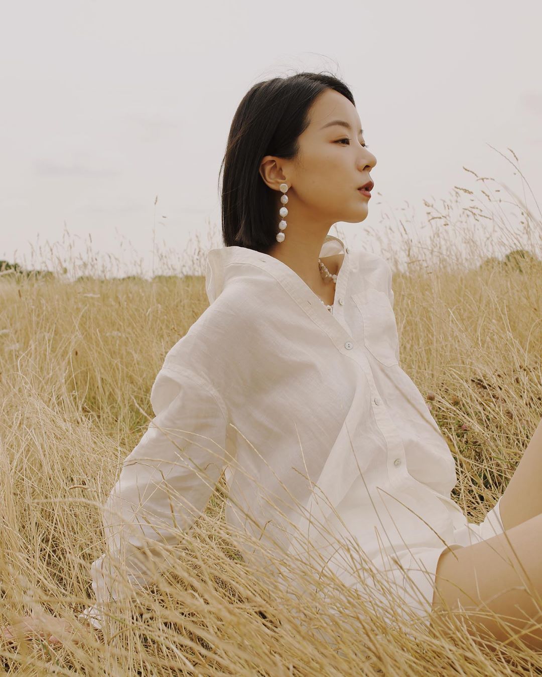 cô gái mặc áo sơ mi trắng trễ cổ