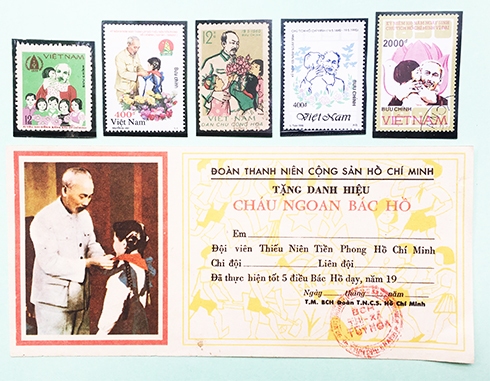 Mẫu tem "Bác Hồ đeo khăn quàng đỏ cho thiếu nhi"