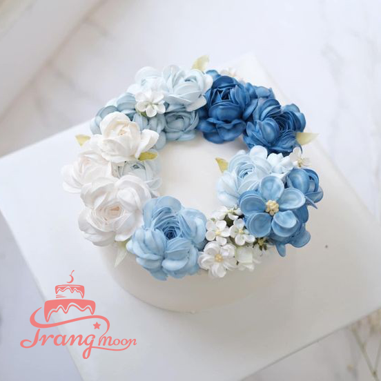 bánh sinh nhật màu xanh dương hoa cúc hoạ mi