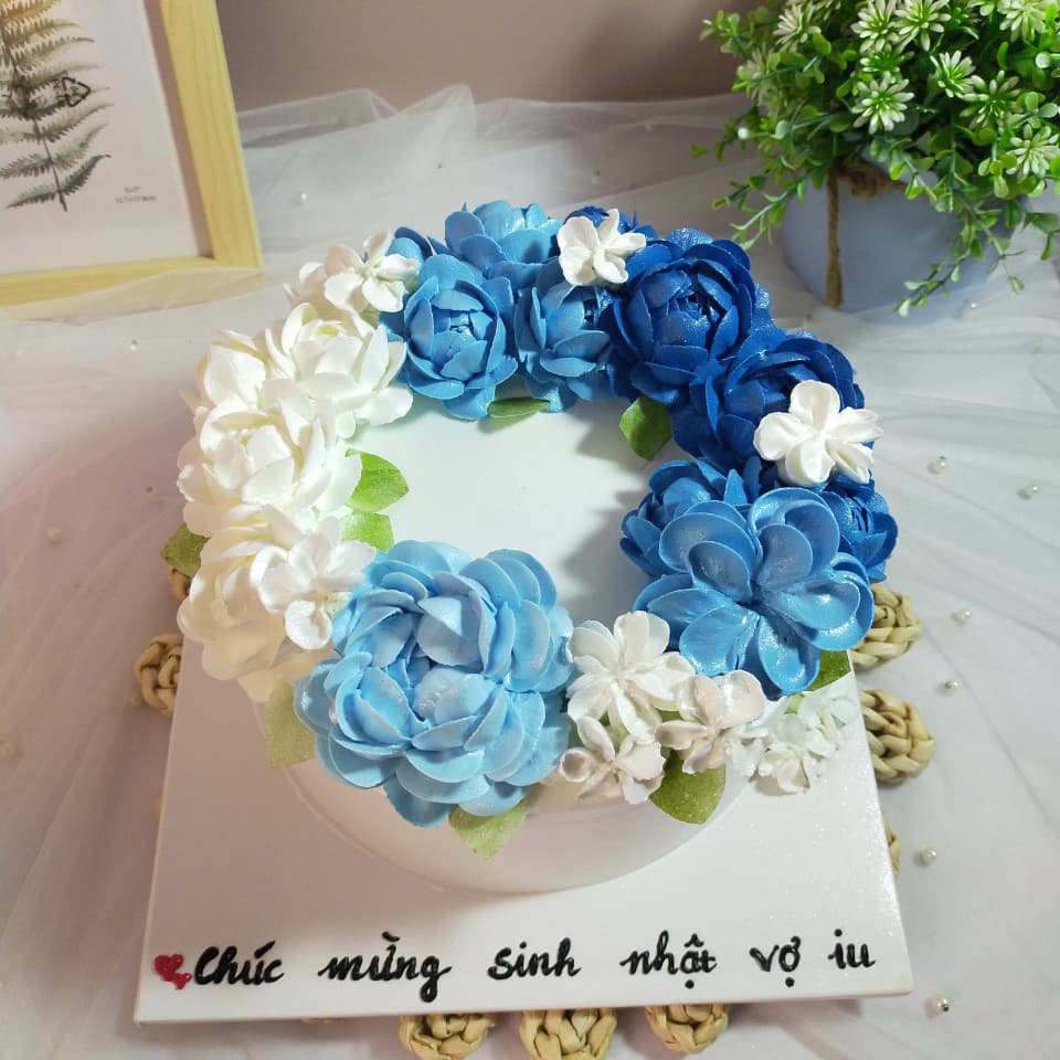 bánh sinh nhật màu xanh dương chữ và đồng hồ