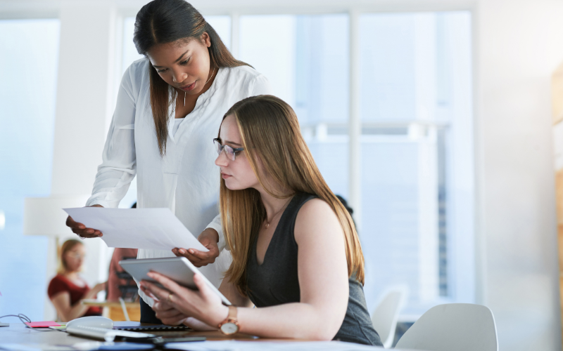 Để trở thành biên phiên dịch tiếng Anh, bạn cần tốt nghiệp Cao đẳng/Đại học chuyên ngành Ngôn ngữ Anh/ Sư phạm tiếng Anh, v.vv..