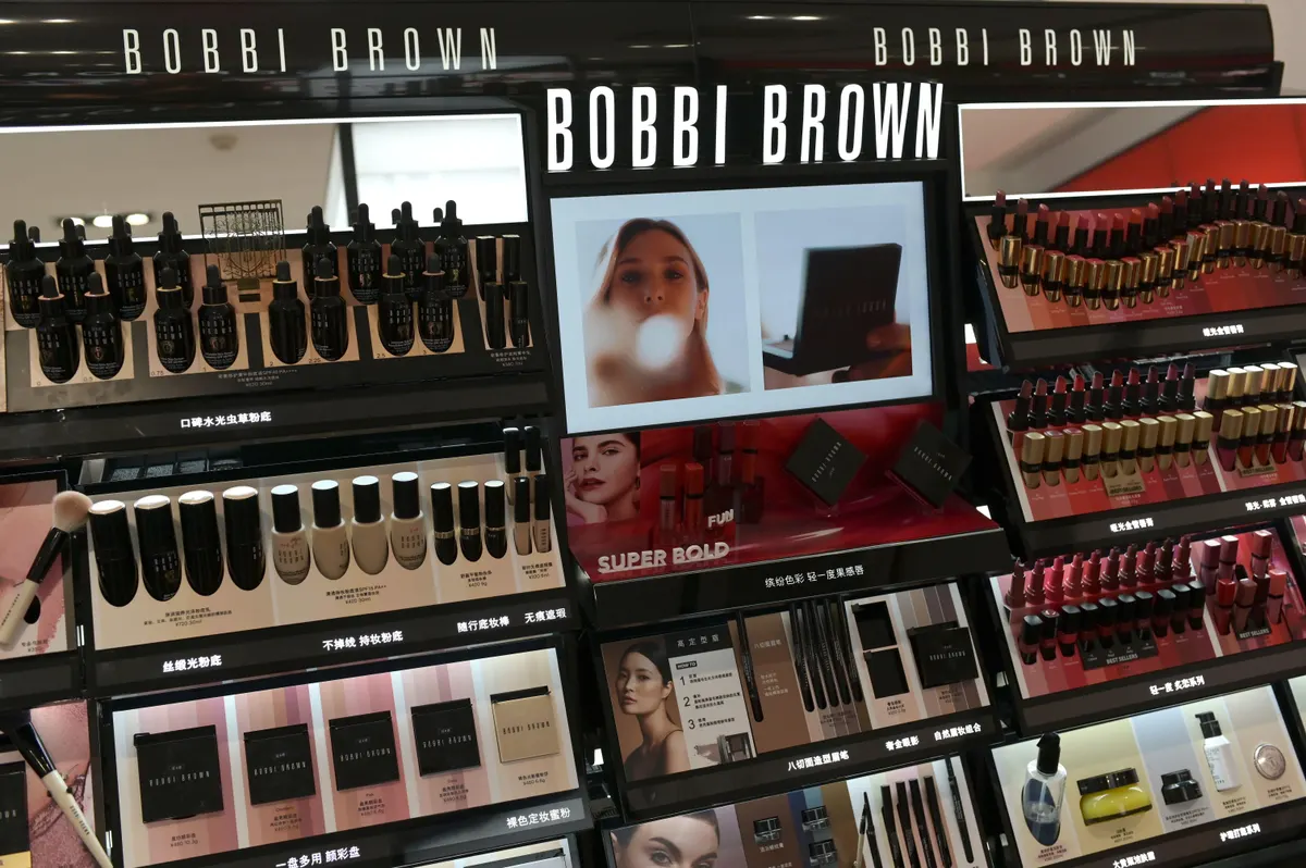 Năm 1995, Estee Lauder mua lại Bobbi Brown với giá tiết lộ trên dưới 100 triệu USD.