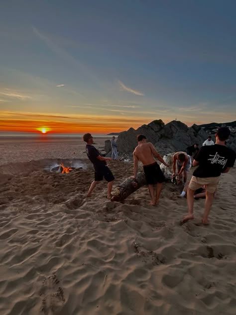 Nắng vàng, cát trắng, hội bạn rực rỡ như tranh