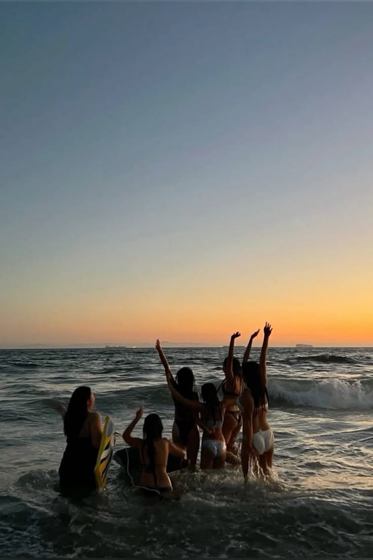 Tám đứa tám hướng, nhưng chung một thanh xuân