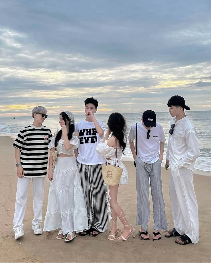 Những bước chân in trên cát cùng nhau