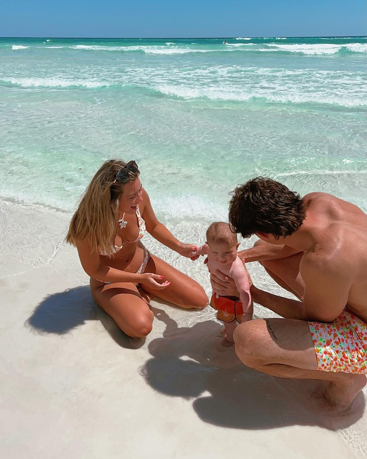 Biển là phông nền, yêu thương là chính