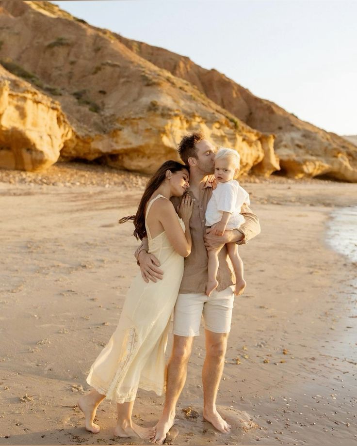 Nắm tay nhau đi dọc bờ cát không cần lý do