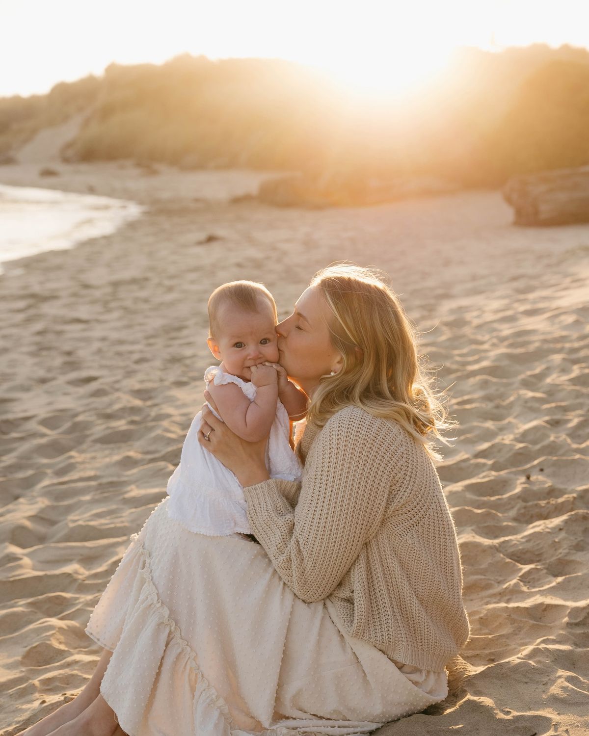 Những cái ôm trên cát luôn ấm hơn bình thường