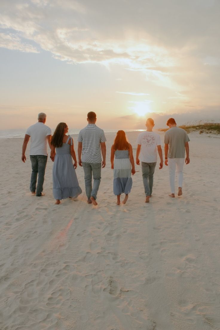 Tay trong tay qua mùa hè đầy nắng