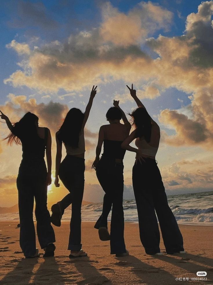 Khi tụi mình đi biển, trời cũng biết mỉm cười