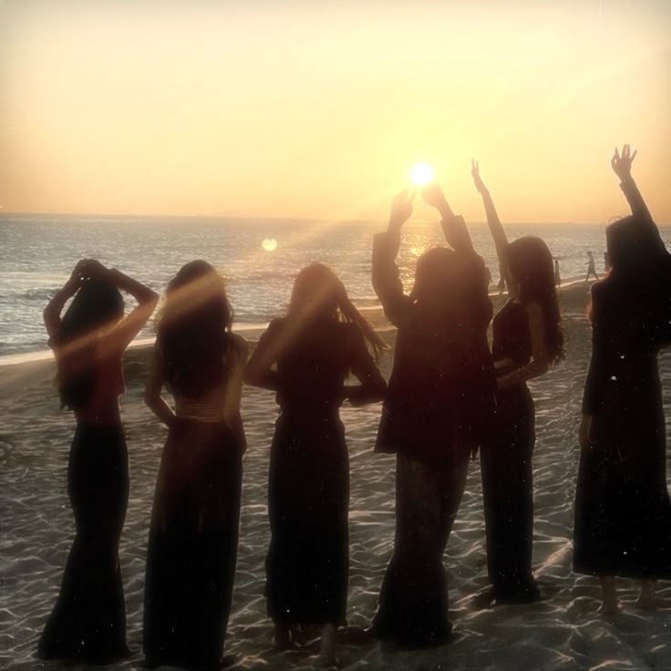 Cách tạo dáng chụp ảnh nhóm đi biển