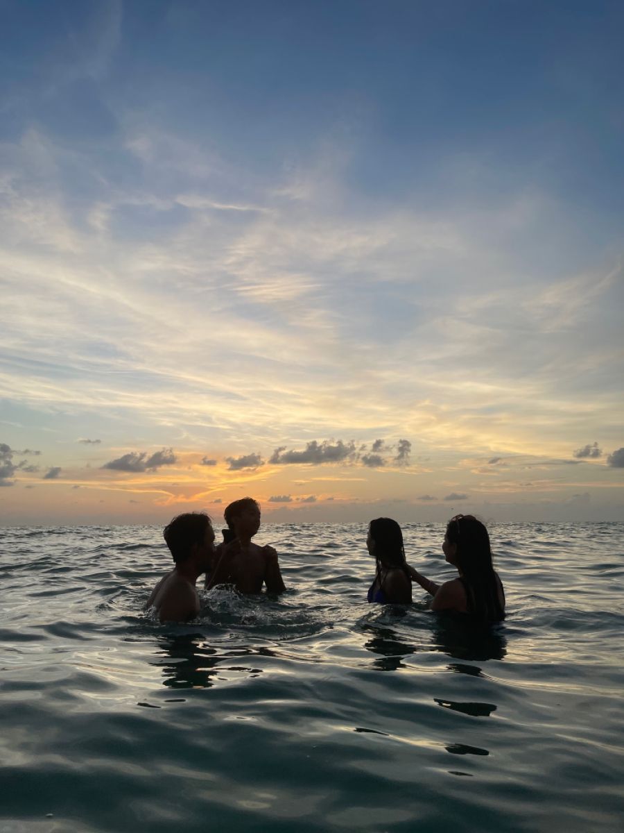 Chụp ảnh nhóm ở biển