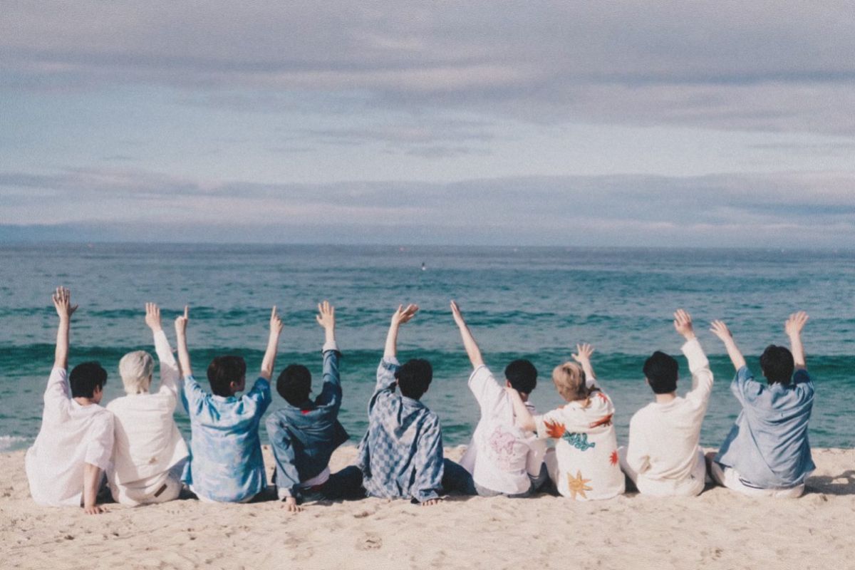 Cùng nhau nhìn về biển, không ai nói gì