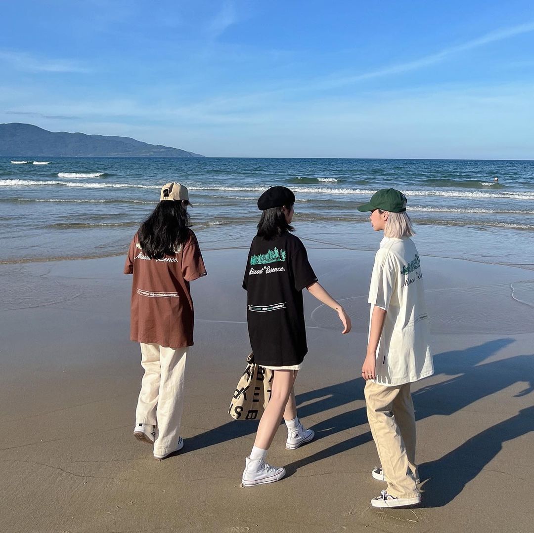 Đi biển không phải để ngắm cảnh, là để chụp tụi mình