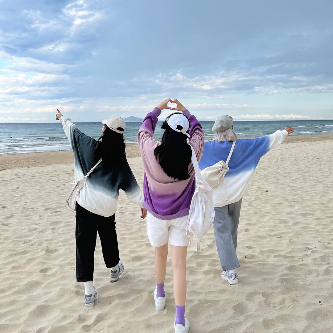 Vui như nhóm bạn thân thấy máy ảnh