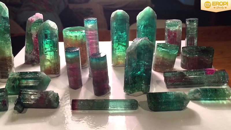 Tourmaline xanh lá tượng trưng cho thiên nhiên.