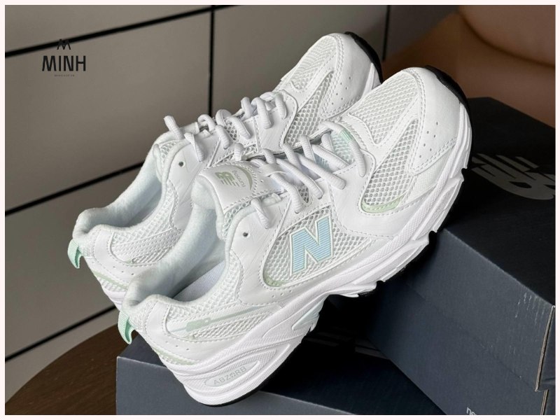 Sơn móng chân màu trắng nổi bật