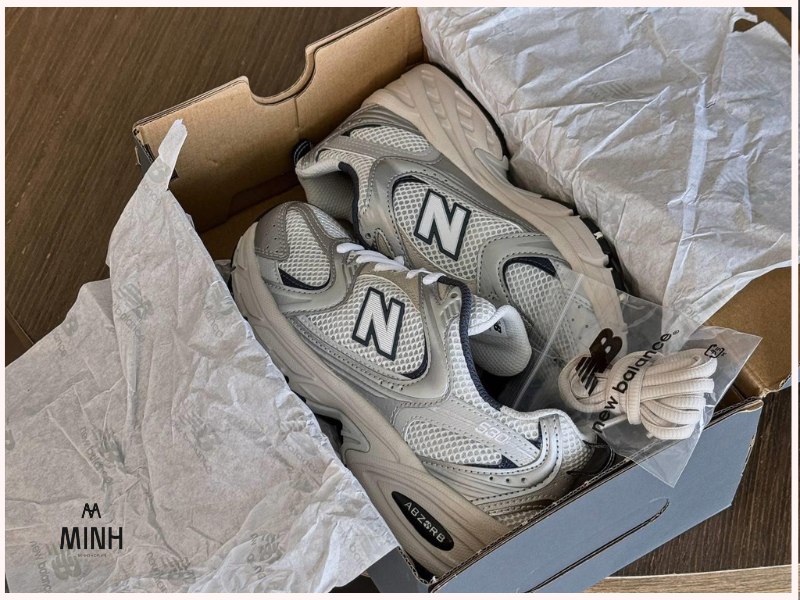 Sơn móng chân màu trắng nổi bật