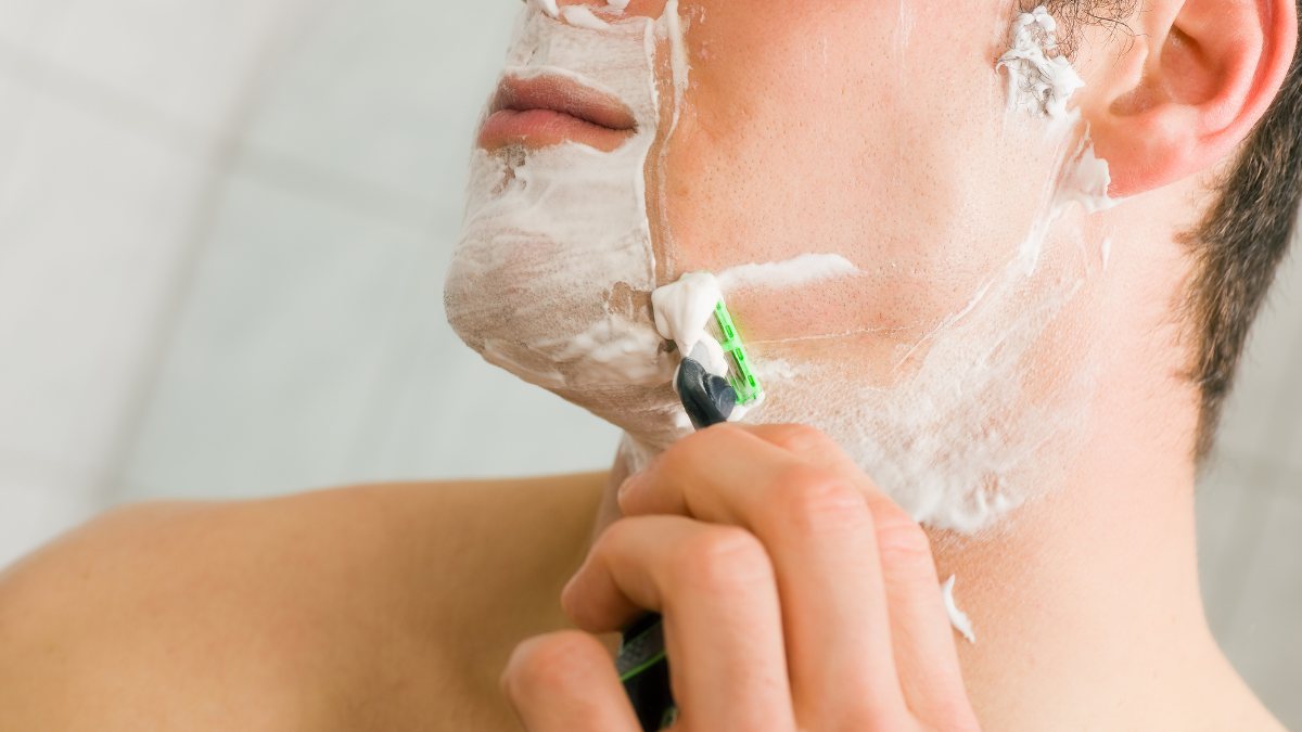 Lưu ý khi cạo râu không dùng kem