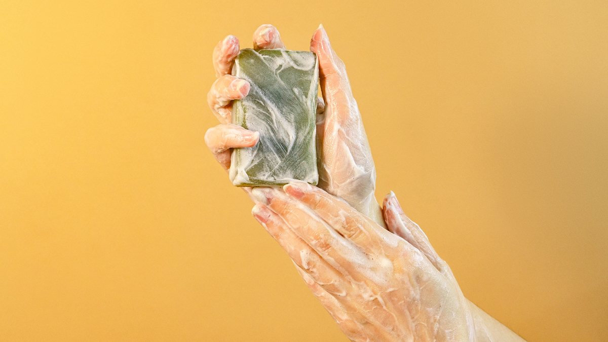 Thử cạo râu với xà phòng