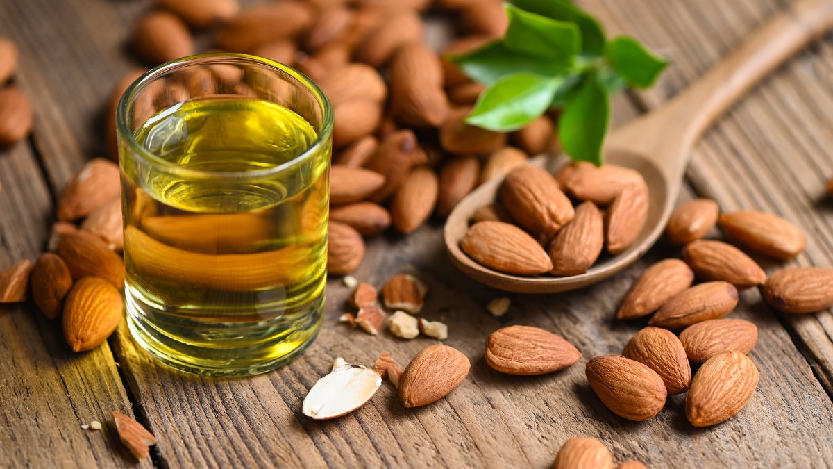 Thử cạo râu bằng dầu hạnh nhân