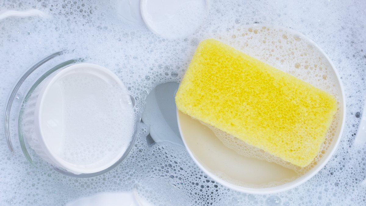 tận dụng nước rửa chén để cạo râu